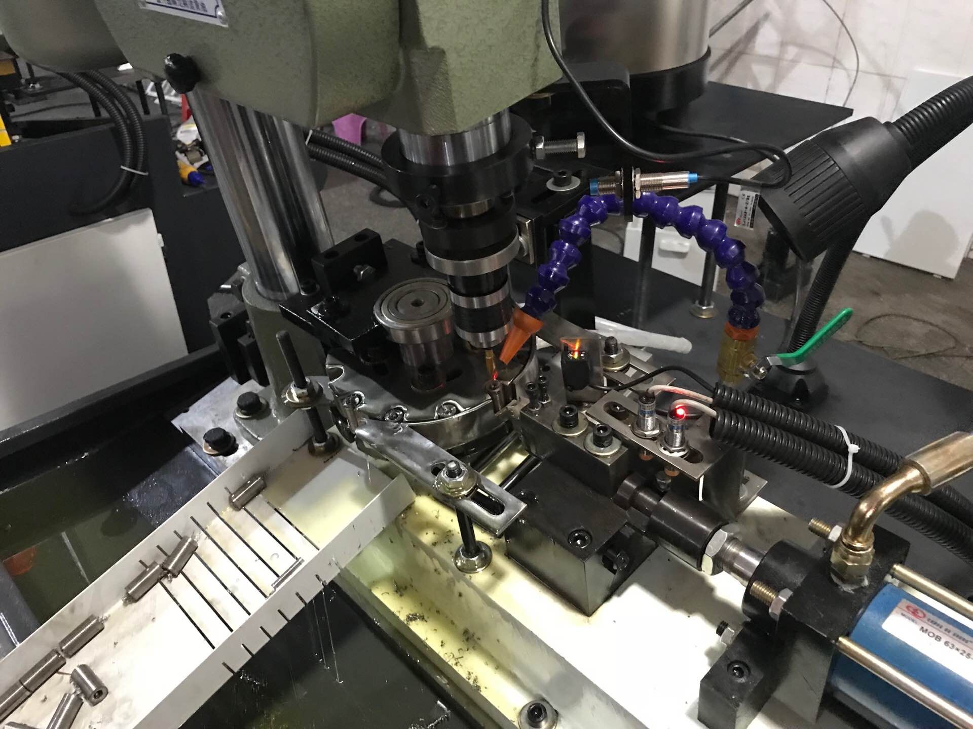 全自動(dòng)攻絲機(jī)廠(chǎng)家 全自動(dòng)攻絲機(jī)廠(chǎng)家